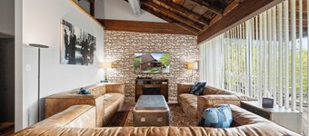 The Downtowner | Group-Friendly 9BR Home in Downtown Lake Geneva – Walk to Lake & Dining