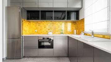 Een koelkast, een magnetron, een oven, een kookplaat