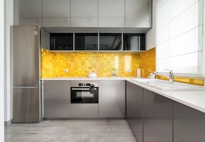 Een koelkast, een magnetron, een oven, een kookplaat