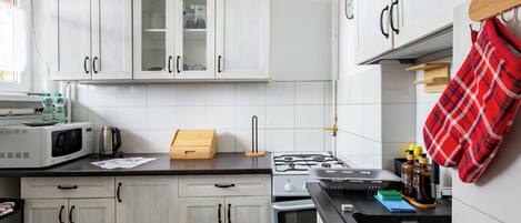 Refrigerador, microondas y tostadora