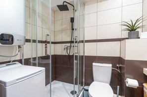 Ducha, artículos de tocador gratuitos, secador de pelo, toallas