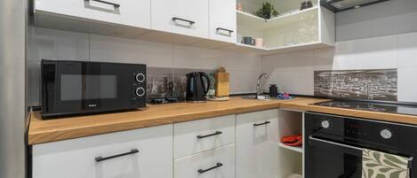 Kühlschrank, Mikrowelle, Ofen, Herdplatte