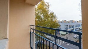 A balcony with a view of a street and buildings. - Spodek Citylight Apartment (Katowice)