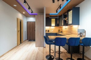 ثلاجة، فرن، موقد طهي مسطح، غسالة أطباق