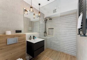 Dusche, kostenlose Toilettenartikel, Haartrockner, Handtücher