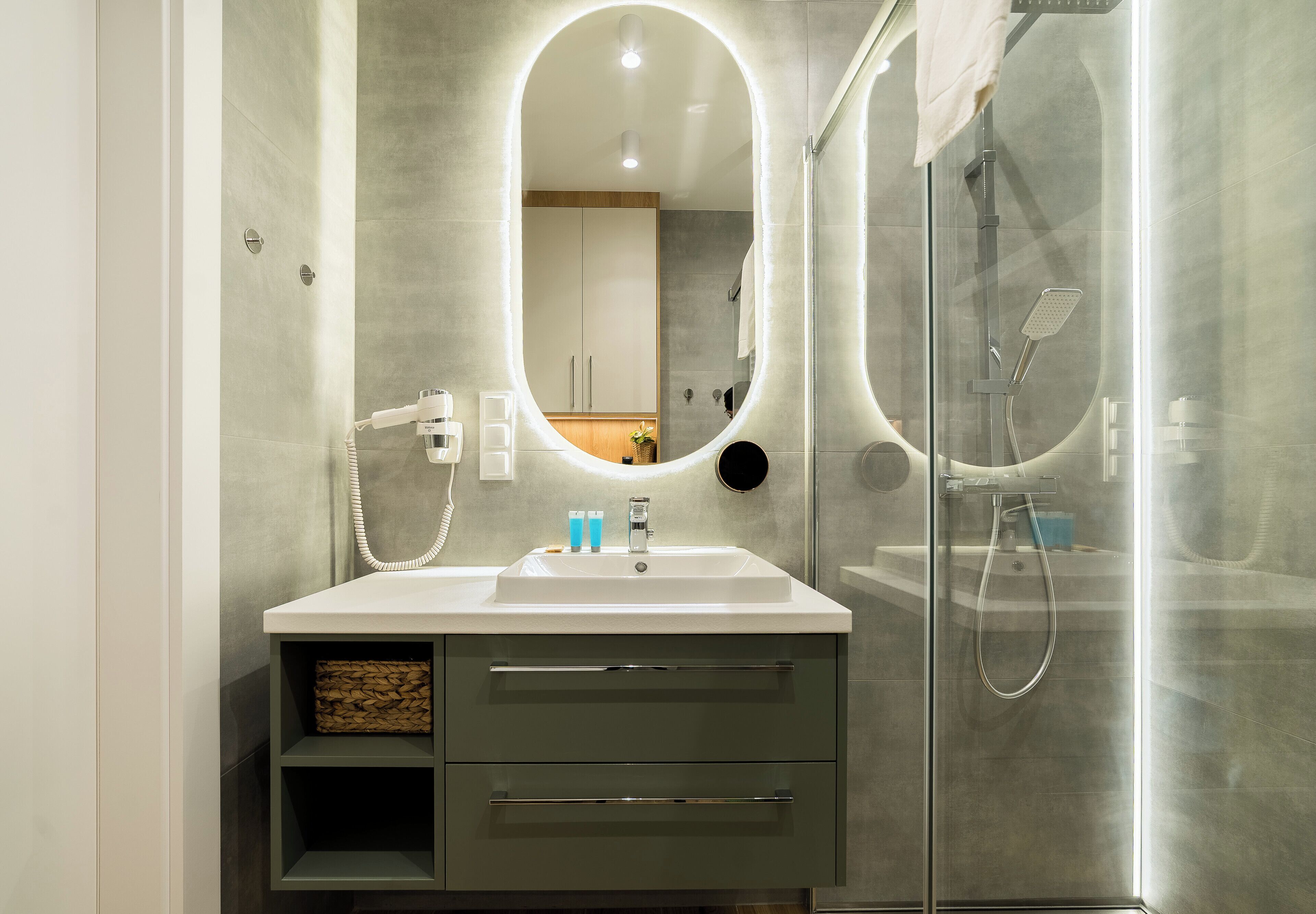 Een douche, een haardroger, handdoeken