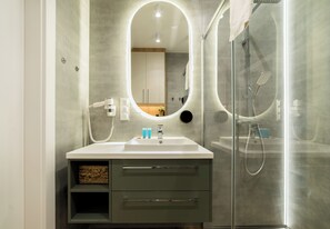 Douche, sèche-cheveux, serviettes fournies