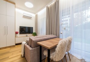 Dining - Stacja Jeżyce Deluxe Studio with Garden (Poznań)