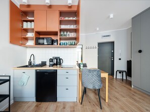 ثلاجة، ميكروويف، موقد طهي مسطح، ماكينة لصنع القهوة/الشاي