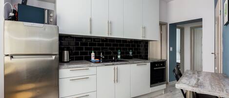 Kühlschrank, Mikrowelle, Ofen, Herdplatte