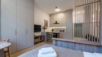 Planxa i posts de planxar, wifi i roba de llit