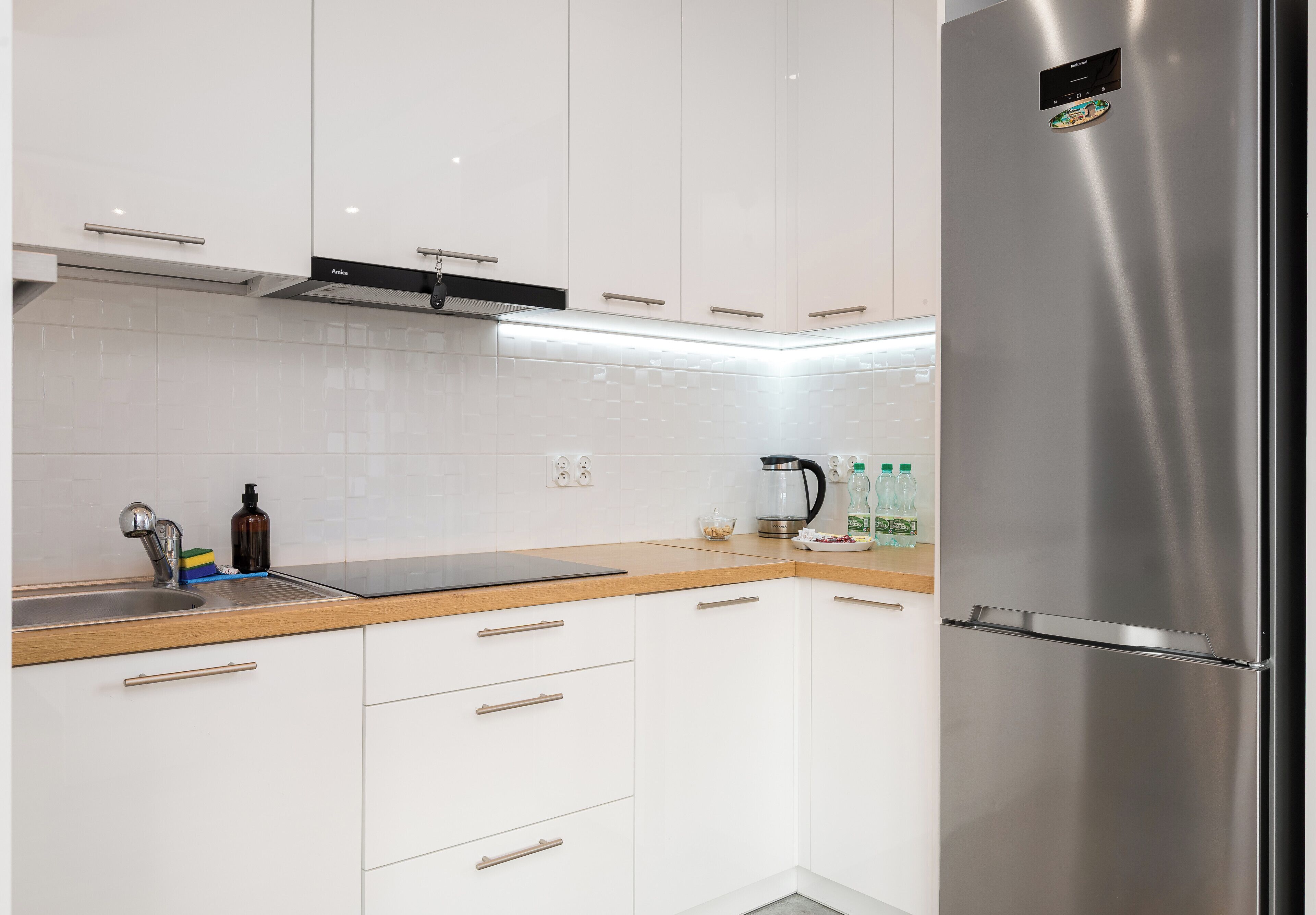 Een koelkast, een magnetron, een oven, een kookplaat