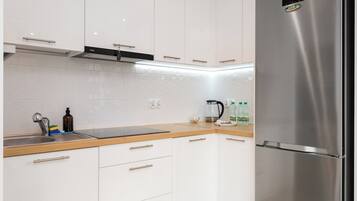 Jääkaappi, mikroaaltouuni, uuni, liesi