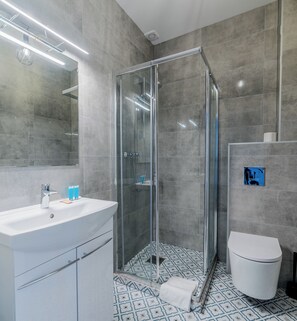 Shower, hair dryer, towels - Rynek Jeżycki Studio #1 (Poznań)
