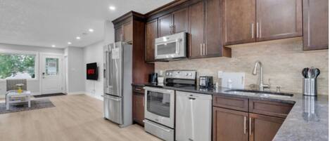 Refrigerador, microondas, horno, placa de cocina