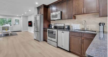 Modern 2BR Mayland Heights Near Stampede + Airport
