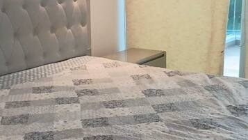 Tabla de planchar con plancha, wifi y ropa de cama