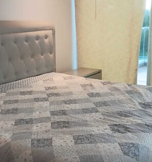 Tabla de planchar con plancha, wifi, ropa de cama