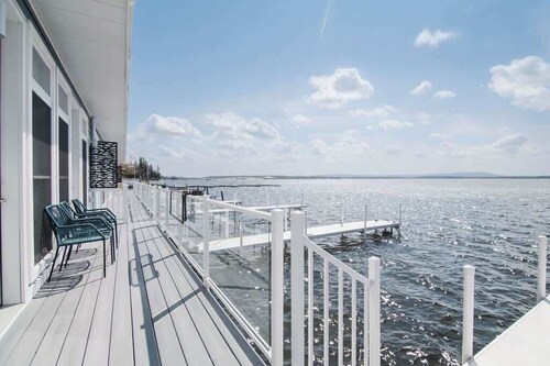 Chic Lakefront Getaway W/ Hot tub + Kayaks!