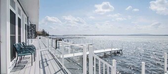 Chic Lakefront Getaway W/ Hot tub + Kayaks!