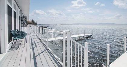 Chic Lakefront Getaway W/ Hot tub + Kayaks!