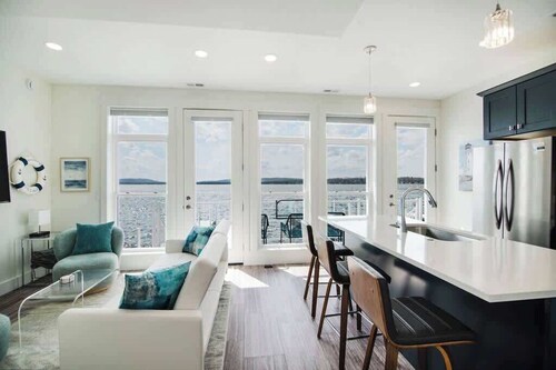 Chic Lakefront Getaway W/ Hot tub + Kayaks!