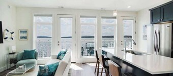 Chic Lakefront Getaway W/ Hot tub + Kayaks!