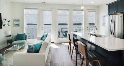 Chic Lakefront Getaway W/ Hot tub + Kayaks!