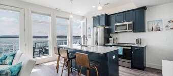 Chic Lakefront Getaway W/ Hot tub + Kayaks!