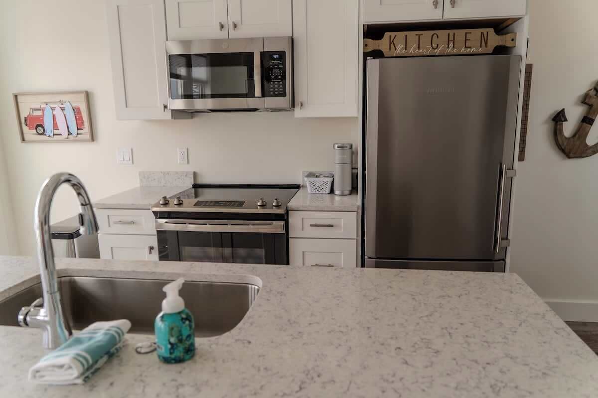 Réfrigérateur, micro-ondes, four, plaque de cuisson