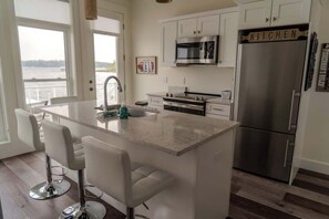 ثلاجة، ميكروويف، فرن، موقد طهي مسطح