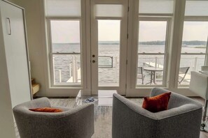 Una televisión, una oficina