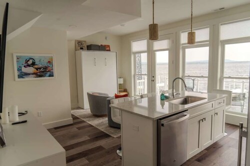 Lake Life, Modern Style! W/Hot tub and Kayaks!