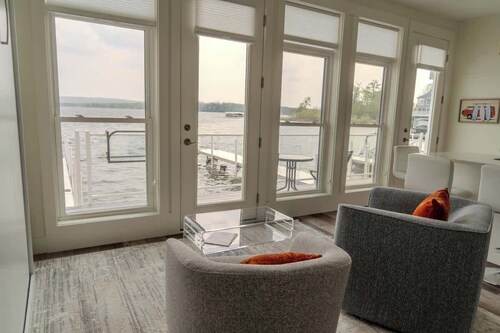 Lake Life, Modern Style! W/Hot tub and Kayaks!