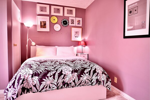 2 عدّة غرف نوم ومكواة/لوح كي وواي فاي وملاءات أسرّة