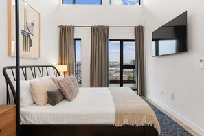 4 bedrooms, iron/ironing board, travel cot, WiFi - Skyline Social |Stunning DT PH Condo|Huge Balcony (Nashville)