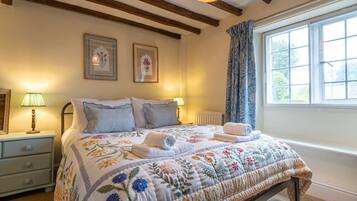 2 bedrooms, desk, iron/ironing board, WiFi