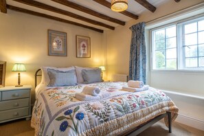 2 bedrooms, desk, iron/ironing board, WiFi