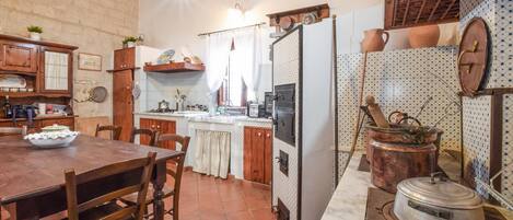 Refrigerador, parrilla de estufa, lavavajillas y cafetera y tetera