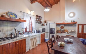 ثلاجة، موقد طهي مسطح، غسالة أطباق، ماكينة لصنع القهوة/الشاي