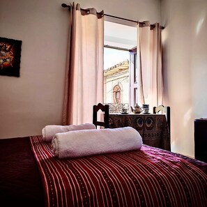 Romantic Double Room, 1 Queen Bed, Smoking, City View | Individually decorated, individually furnished, desk, laptop workspace - Alojamiento en Casona Colonial Céntrica (Cusco)
