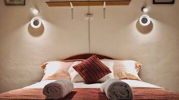 Chambre romantique double, 1 grand lit, barres d’appui dans la baignoire, vue sur la ville | Bureau, espace de travail pour ordinateurs portables