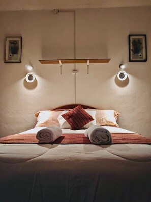 Romantic Double Room, 1 Queen Bed, Bathtub Grab Bars, City View