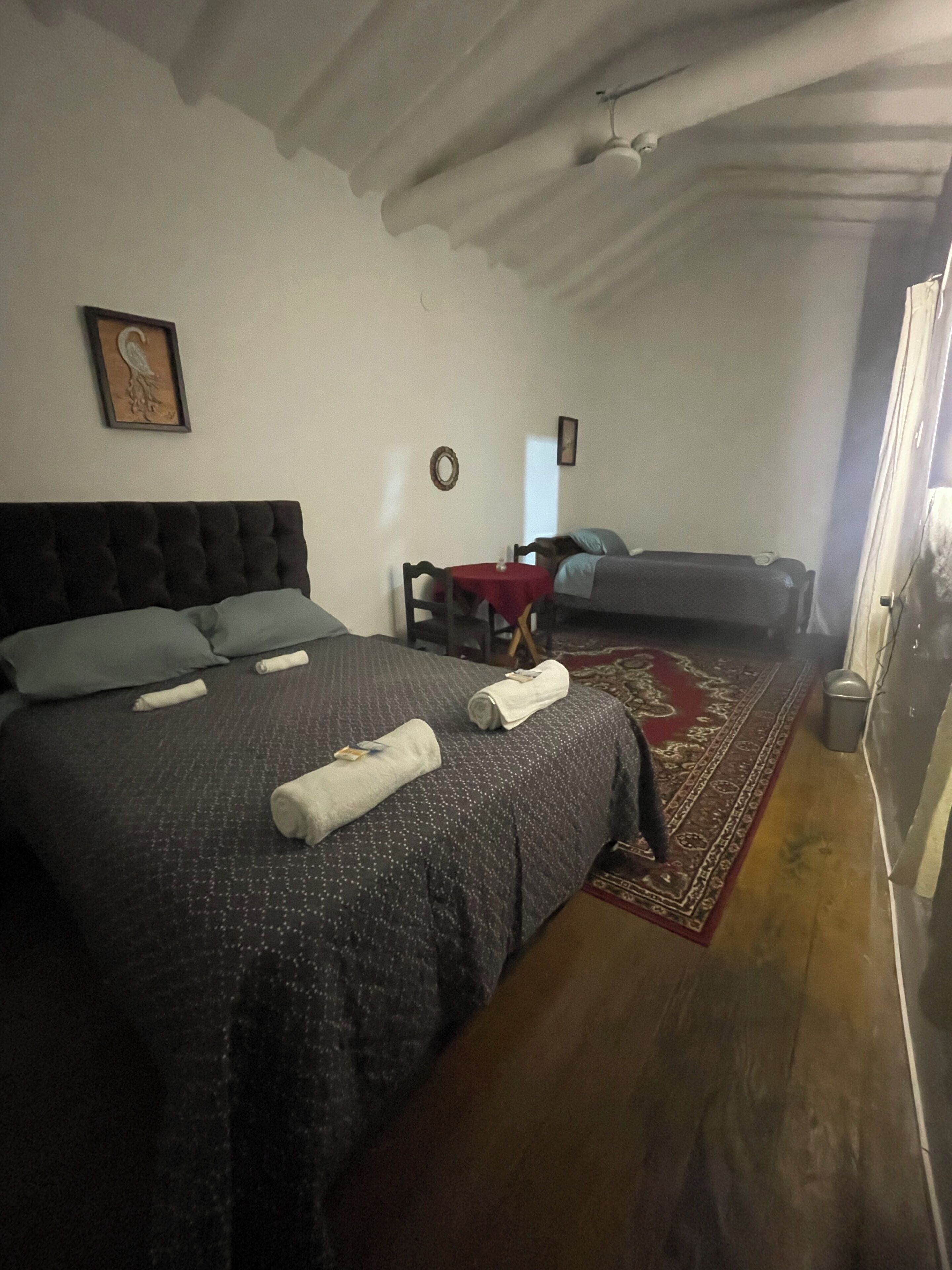 Habitación triple económica, vistas al complejo turístico | Escritorio y espacio para trabajar con un portátil