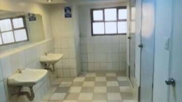 Economy-Dreibettzimmer, Blick auf die Anlage | Badezimmer