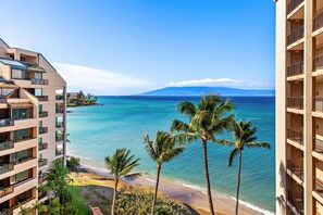 On the beach - 9th floor haven with ocean views (Lahaina)
