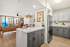 Interior - 9th floor haven with ocean views (Lahaina)