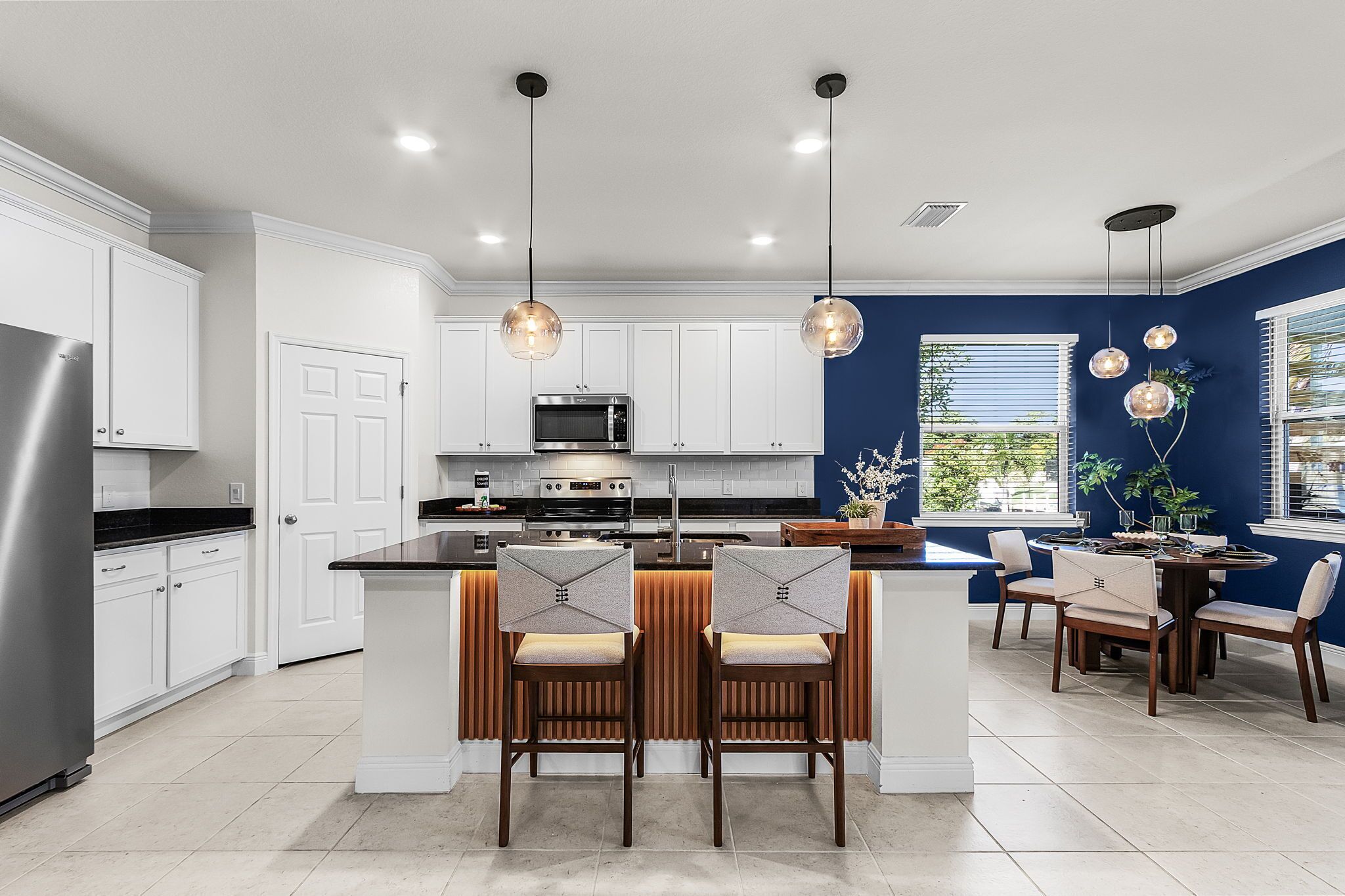 冷蔵庫、電子レンジ、オーブン、コンロ