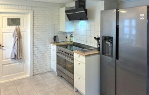 Jääkaappi, liesi, astianpesukone, kahvin-/teenkeitin