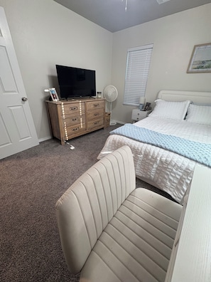 3 habitaciones, tabla de planchar con plancha, wifi y ropa de cama 